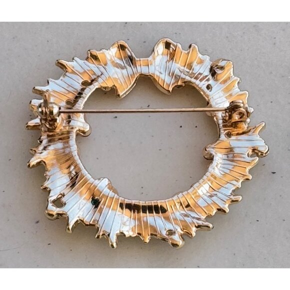 Vintage Gold-Tone Christmas Wreath Brooch ts - Picture 2 of 4